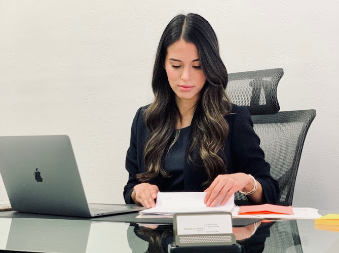 Abogada de Inmigración / Accidente de Carros